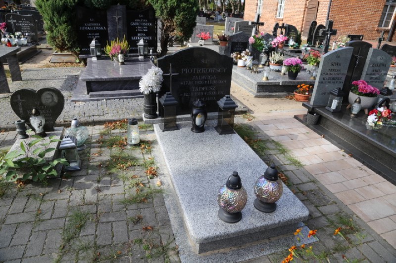 Grób ROMAN PIOTRKOWSKI